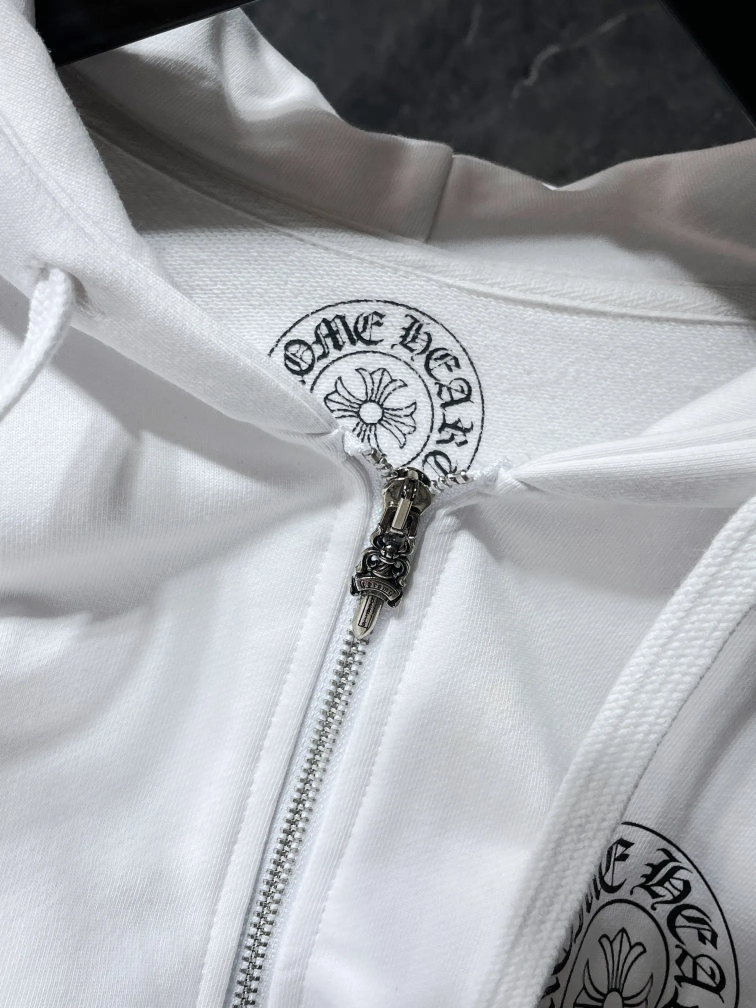 P260 Chrome Hearts Autumn and Winter 2025 Counter Synchronization ❤️ City limited edition, classic horseshoe cross Sanskrit large flower arm zipper sweatshirt Improved customized version 1:1 high-weight high-quality fabric Recommended color: white black Size: S, M, L, XL